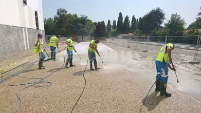 Pose d'un béton désactivé par des ouvriers Blanloeil