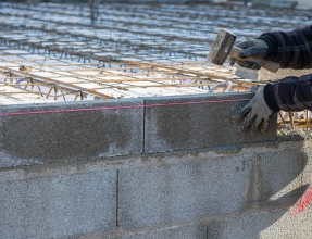 Ouvrier en train de préparer un chappe de béton