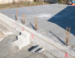 Vue d'une chappe de béton fraichement coulée