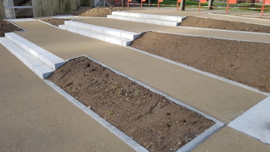 Réalisation d'un trottoire en enrobé de couleur beige