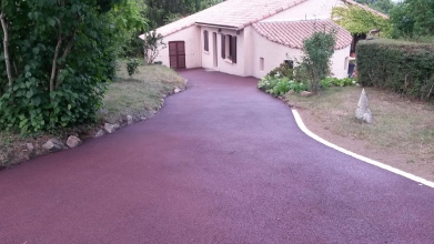 Chemin d'accès d'une maison en enrobé rouge