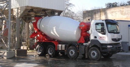 Camion BTV en train de se charger en béton