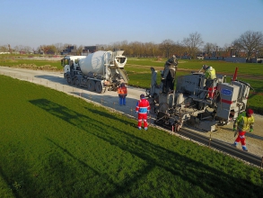 Vue d'une chantier où l'on coule une bordure