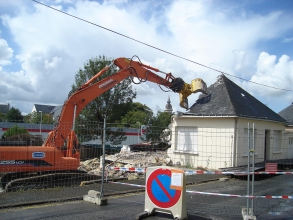 Démolition d'une maison par un engin Blanloeil