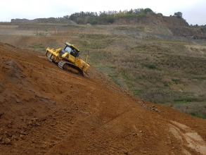 Machine Blanloeil en train de terrasser