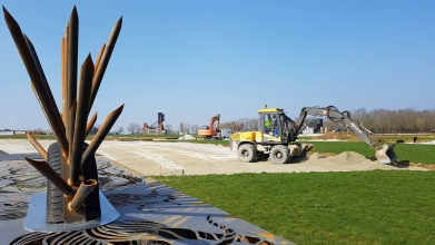 Pelle en train de répartir du sable pour terminer le terrassement