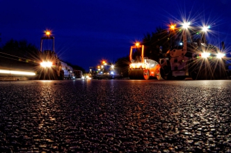 Vue nocture d'un chantier Blanloeil, zoom sur l'enrobé