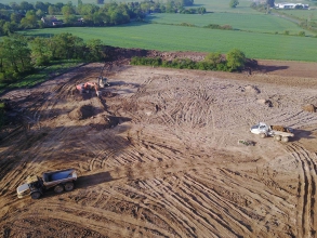 Photo de drône du terrassement du futur site du groupe Elis